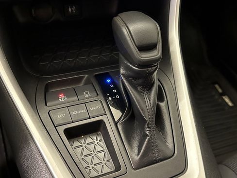 Used 2019 Toyota RAV4 LE FWD image 27