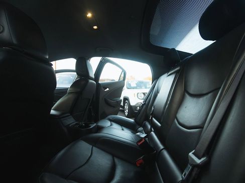 Used 2016 Chevrolet Volt Premier w/ Driver Confidence Package image 12