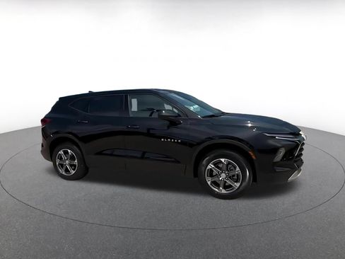 Used 2025 Chevrolet Blazer LT FWD image 2