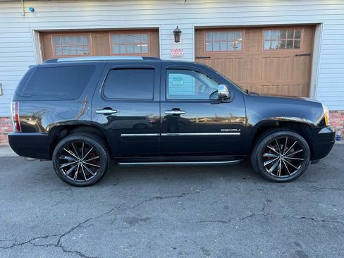 Used 2011 GMC Yukon Denali image 2