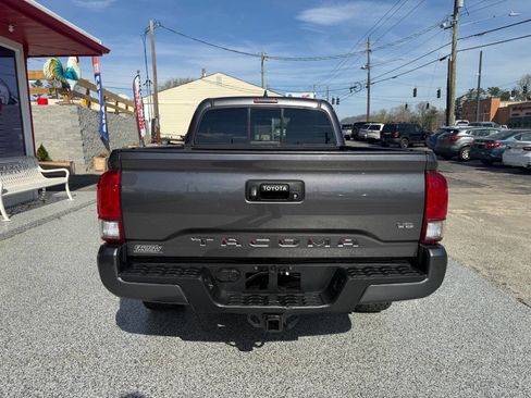 Used 2017 Toyota Tacoma TRD Sport image 9