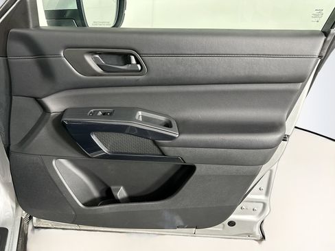 Used 2024 Nissan Pathfinder SV image 32