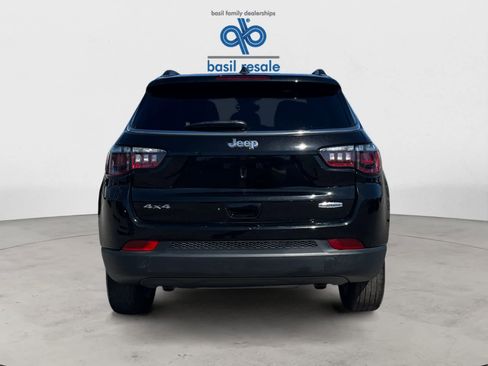 Used 2025 Jeep Compass Latitude AWD/4WD image 5