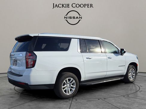 Used 2023 Chevrolet Suburban LT image 5