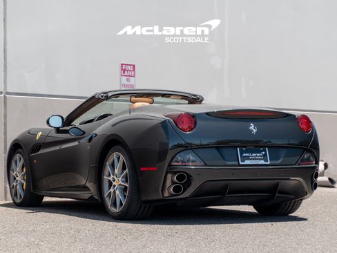 Used 2014 Ferrari California RWD image 5