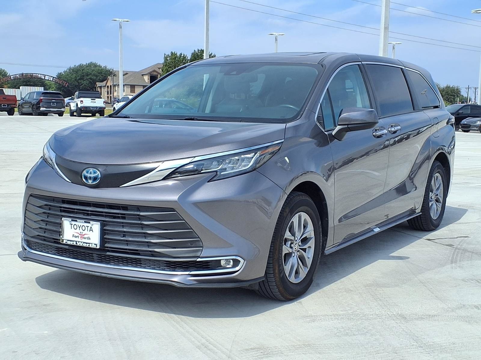 Used 2022 Toyota Sienna XLE FWD image 3