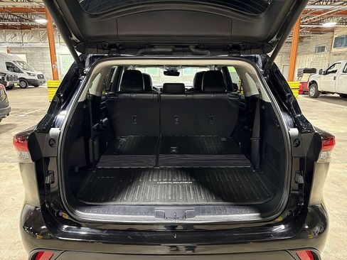 Certified 2024 Toyota Highlander XLE AWD/4WD image 11