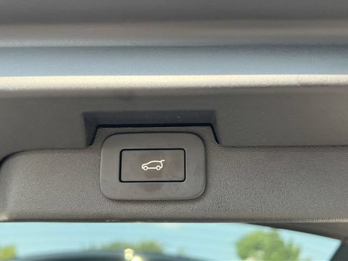 Used 2024 Land Rover Discovery S AWD/4WD image 43