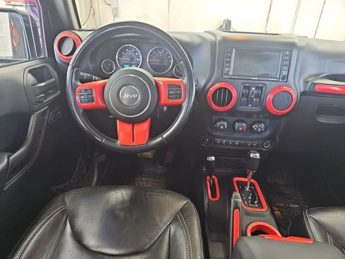Used 2015 Jeep Wrangler Unlimited Rubicon w/ Connectivity Group AWD/4WD image 15