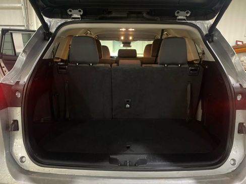 Used 2024 Toyota Highlander LE image 7