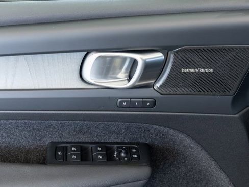 New 2025 Volvo XC40 B5 Plus image 9