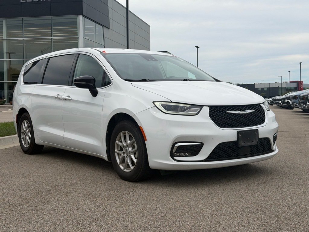 Used 2024 Chrysler Pacifica Touring-L FWD image 1