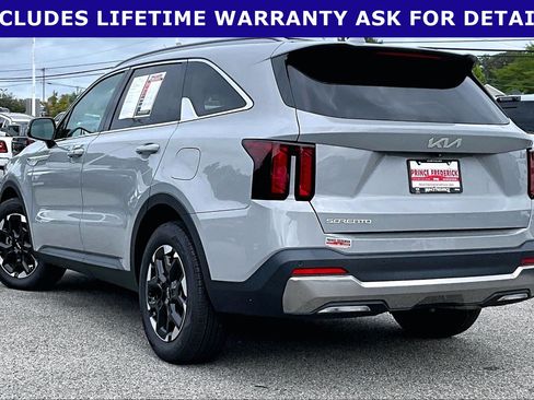 Used 2025 Kia Sorento S FWD image 9