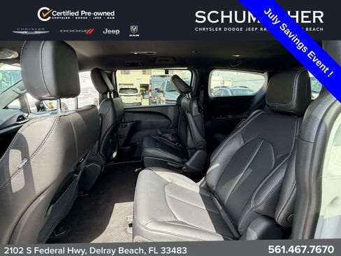 Used 2025 Chrysler Pacifica Select FWD image 12