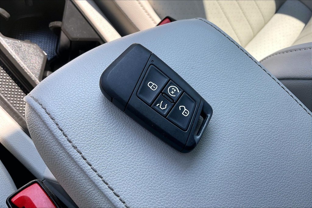 Used 2023 Volkswagen Tiguan SE R-Line FWD image 32