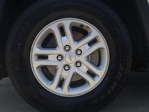 Used 2024 Jeep Grand Cherokee Laredo AWD/4WD image 7