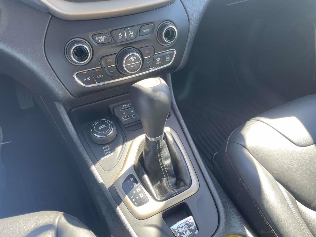 Used 2018 Jeep Cherokee Limited AWD/4WD image 29