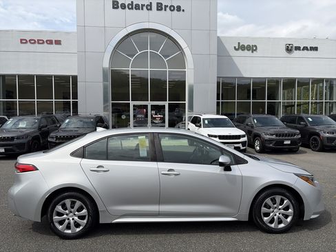 Used 2022 Toyota Corolla LE FWD image 6