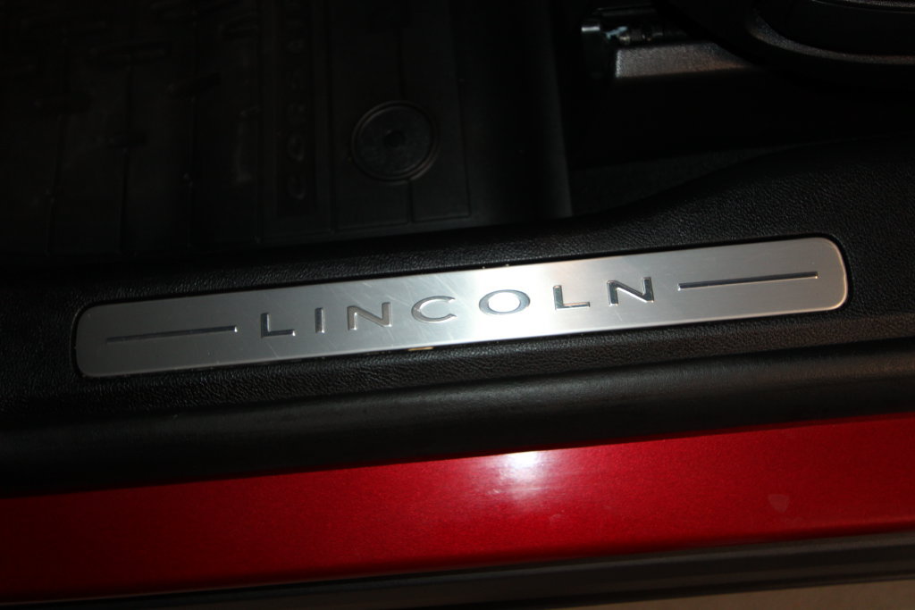 Used 2025 Lincoln Corsair Grand Touring w/ Towing Package AWD/4WD image 7