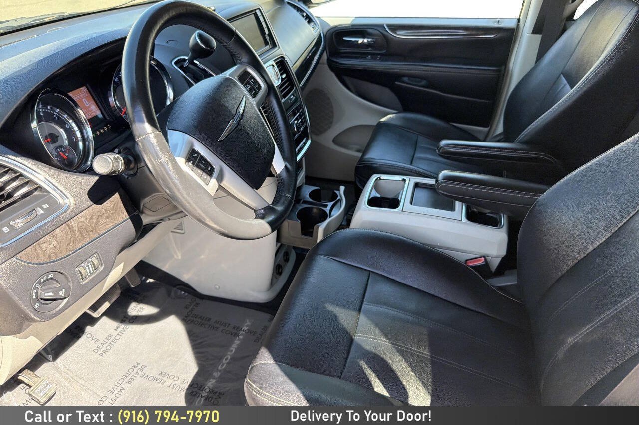 Used 2016 Chrysler Town & Country Touring w/ Driver Convenience Group FWD image 13