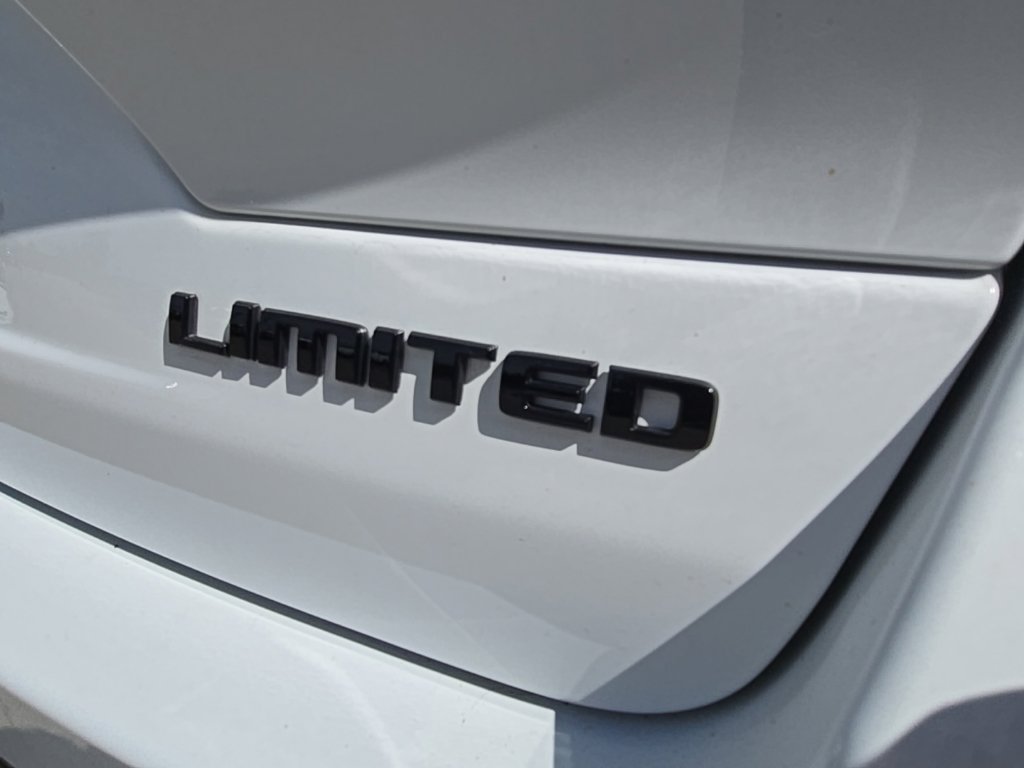 Used 2023 Jeep Grand Cherokee Limited w/ Black Appearance Package AWD/4WD image 17