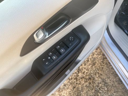 Used 2017 Chrysler Pacifica Touring-L Plus w/ Tire & Wheel Group image 13