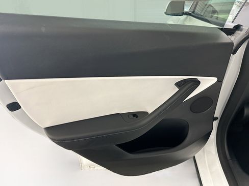 Used 2022 Tesla Model Y Long Range image 28
