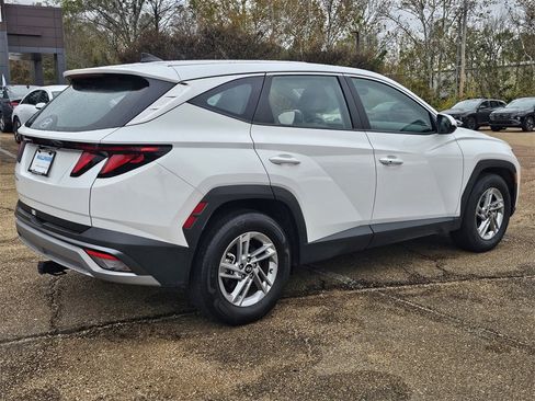 Certified 2025 Hyundai Tucson SE image 4