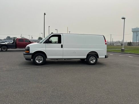 Used 2025 GMC Savana 2500 w/ Driver Convenience Package RWD image 2