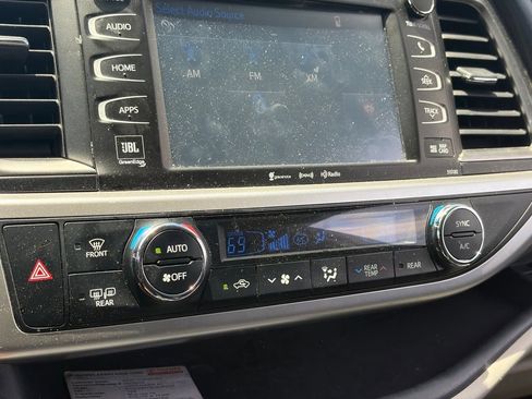 Used 2017 Toyota Highlander Limited AWD/4WD image 10