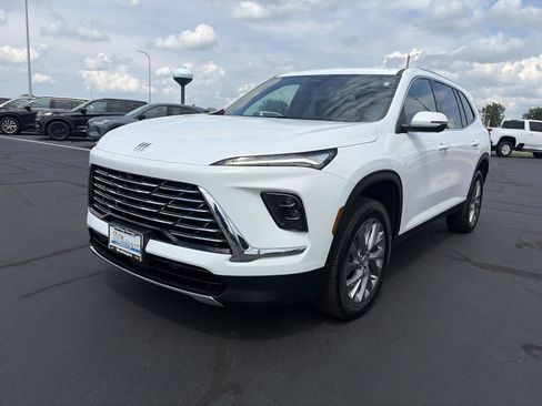 Used 2025 Buick Enclave Preferred FWD image 11