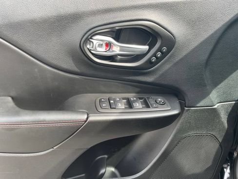 Used 2021 Jeep Cherokee Trailhawk w/ Technology Group AWD/4WD image 18