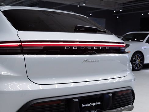 Certified 2026 Porsche Macan 4 Electric AWD/4WD image 30