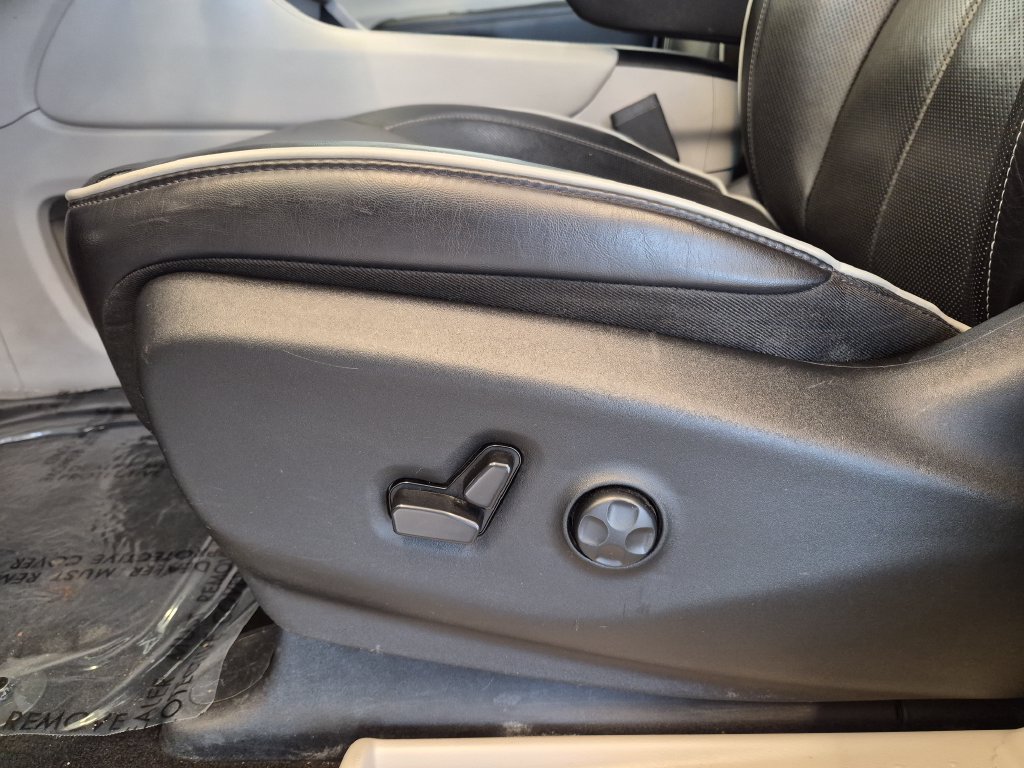 Used 2023 Chrysler Pacifica Limited FWD image 17