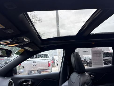 Used 2021 Jeep Cherokee Latitude Lux 80th Anniv w/ Quick Order Package 26U 80TH image 9