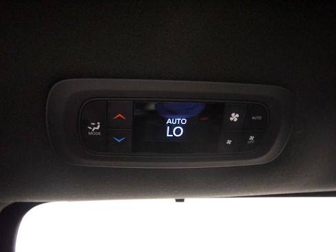 Used 2025 Chrysler Pacifica Select FWD image 17