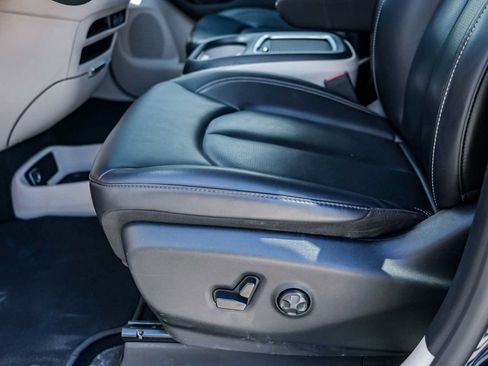 Used 2023 Chrysler Pacifica Touring-L FWD image 21