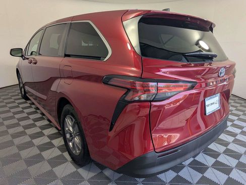 Used 2021 Toyota Sienna LE FWD image 9