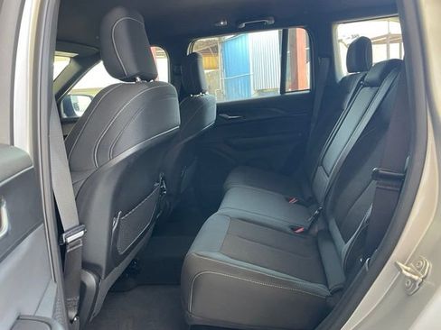 Used 2025 Jeep Grand Cherokee Laredo RWD image 16