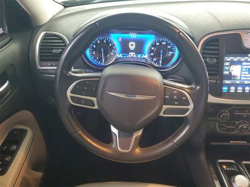 Used 2019 Chrysler 300 Touring image 14