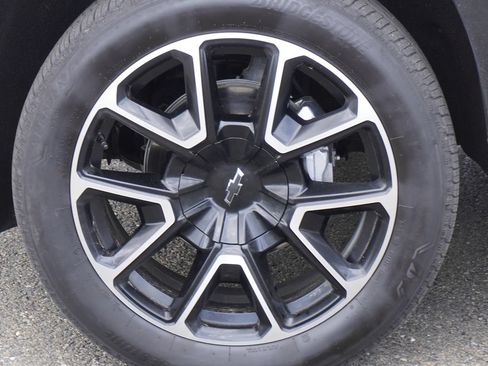 Used 2025 Chevrolet Suburban RST w/ Comfort Package AWD/4WD image 5