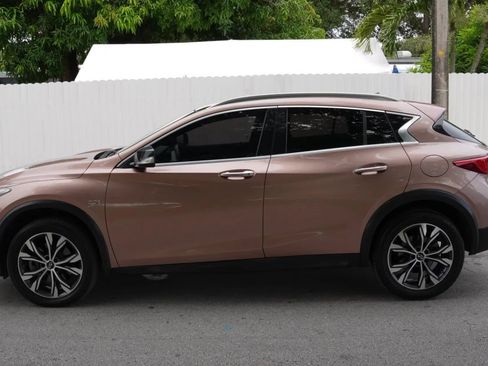 Used 2018 INFINITI QX30 Premium w/ Navigation Package AWD/4WD image 3