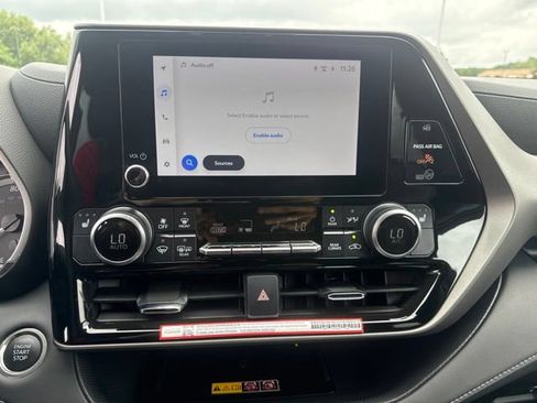 Used 2025 Toyota Highlander XLE FWD image 33
