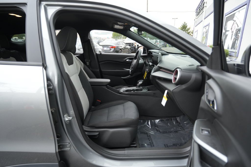 Used 2025 Chevrolet Trax RS w/ Driver Confidence Package FWD image 31