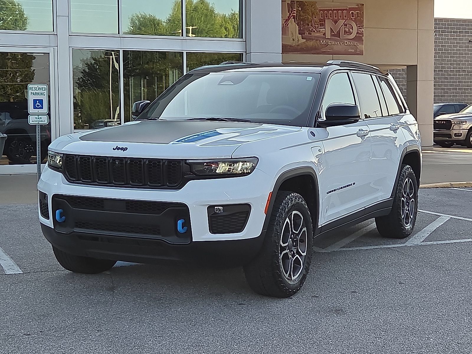 Used 2023 Jeep Grand Cherokee Trailhawk AWD/4WD image 2