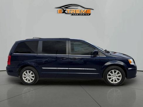 Used 2016 Chrysler Town & Country Touring FWD image 7
