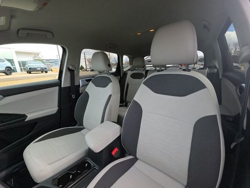 Certified 2025 Volkswagen Taos SE image 13