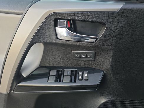 Used 2018 Toyota RAV4 Limited image 12