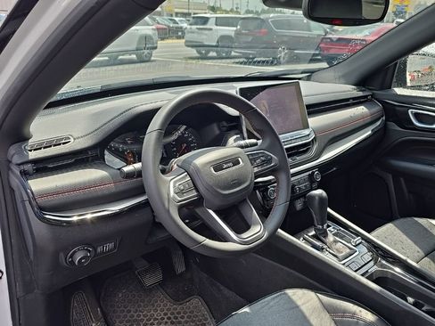 Used 2025 Jeep Compass Trailhawk AWD/4WD image 10
