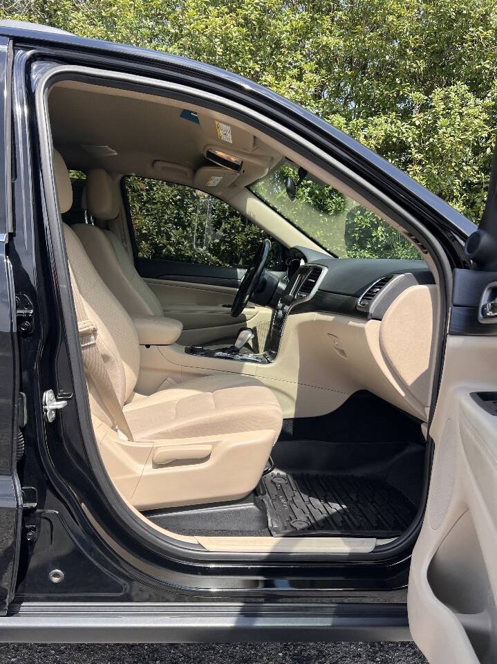 Used 2020 Jeep Grand Cherokee Laredo AWD/4WD image 17